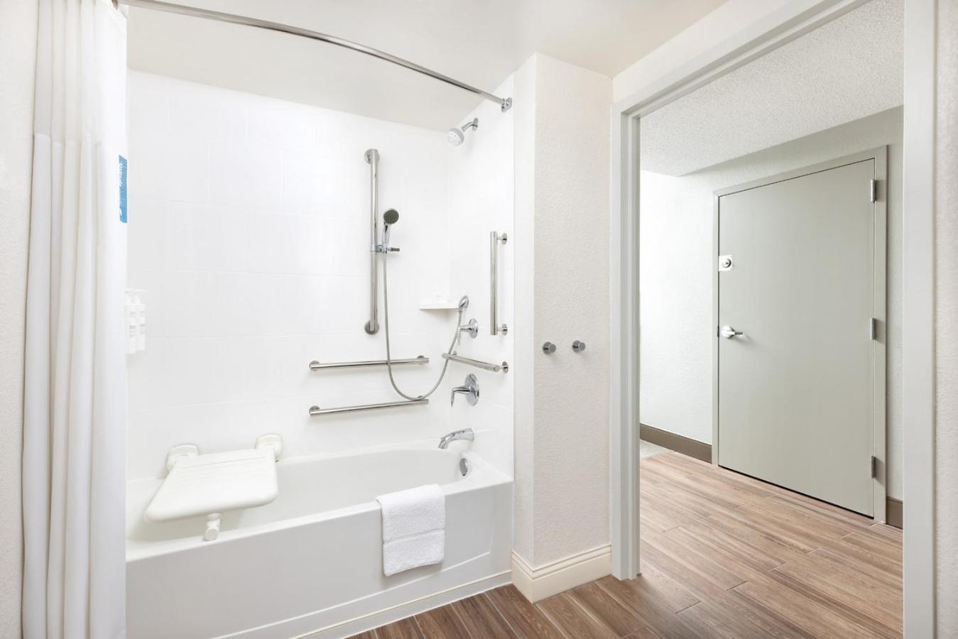 Hampton Inn Long Island/Islandia Bagian luar foto